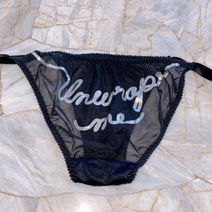 Victoria’s Secret Black cheeky panty "Unwrap me'' Medium